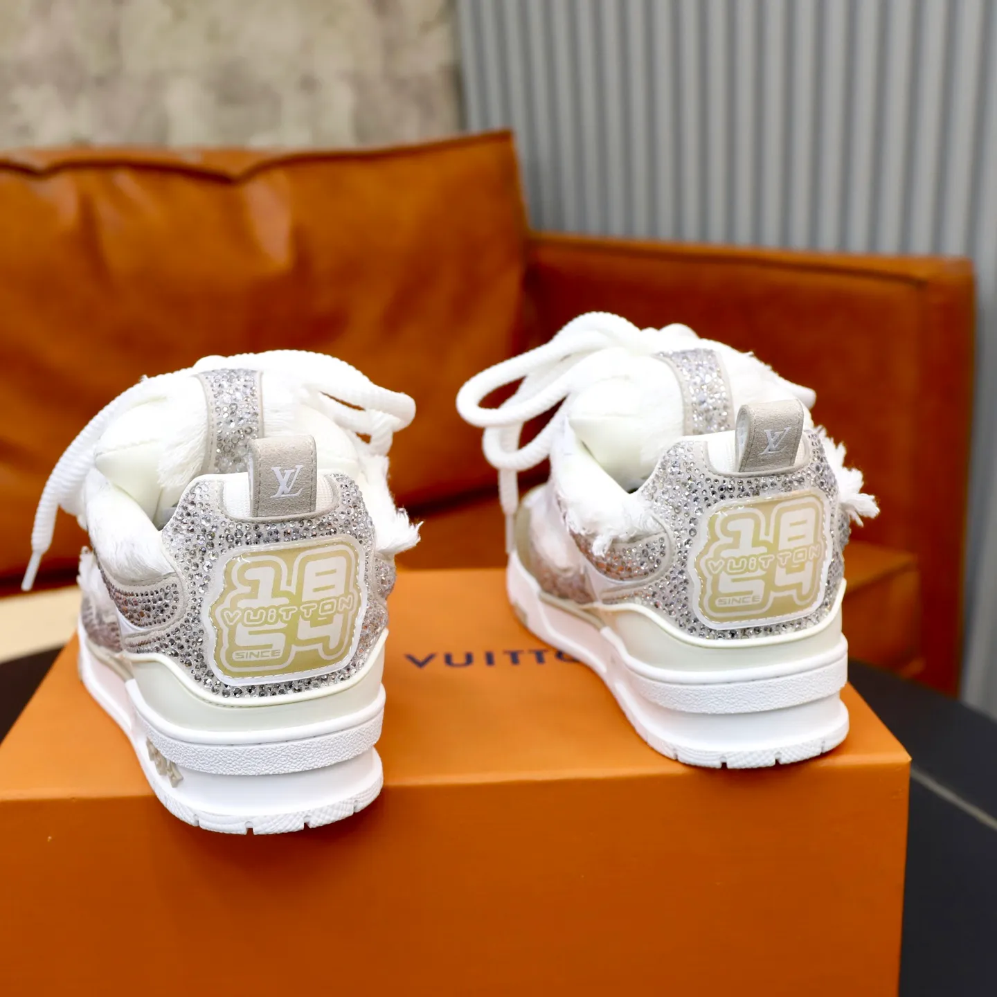 Ex-factory price: 860💰LV Couple👫Louis Vuitton TRAINER sneakers classic Louis Vuitton men's artistic director Virgil Abloh picked inspiration to create this LV Trainer sneaker. Yingze crystal inlays present a colorful effect. VS can be matched with two gorgeous effect colors. The LV letter logo badge on the tongue is gorgeous and noble. The LV letter is decorated on the side. The outsole is decorated with a Monogram flower pattern. It shows the trend of elegance and nobility! Men's and women's models: 35-46